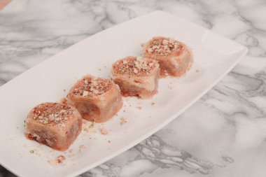 Geleneksel hindistancevizli tatlı baklavası. Ev yapımı fındıklı ve ballı baklava..