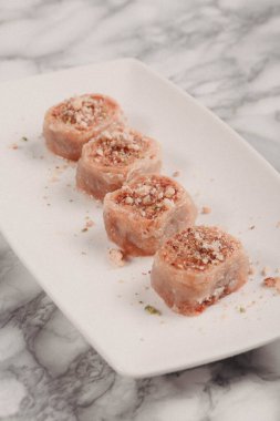 Geleneksel hindistancevizli tatlı baklavası. Ev yapımı fındıklı ve ballı baklava..