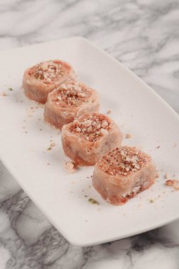 Geleneksel hindistancevizli tatlı baklavası. Ev yapımı fındıklı ve ballı baklava..