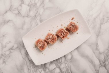 Geleneksel hindistancevizli tatlı baklavası. Ev yapımı fındıklı ve ballı baklava..