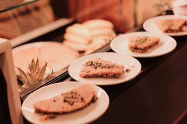 Geleneksel hindistancevizli tatlı baklavası. Ev yapımı fındıklı ve ballı baklava..