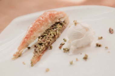 Geleneksel hindistancevizli tatlı baklavası. Ev yapımı fındıklı ve ballı baklava..