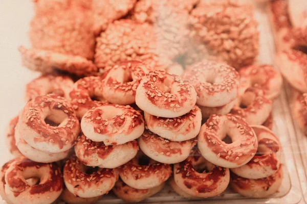 Bir grup çeşit kurabiye. Çikolata parçacıklı, yulaflı, kuru üzümlü, beyaz çikolatalı.