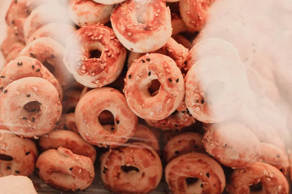 Bir grup çeşit kurabiye. Çikolata parçacıklı, yulaflı, kuru üzümlü, beyaz çikolatalı.