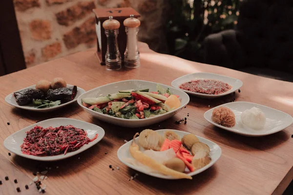 Geleneksel Türk ve Yunan yemek meze masası