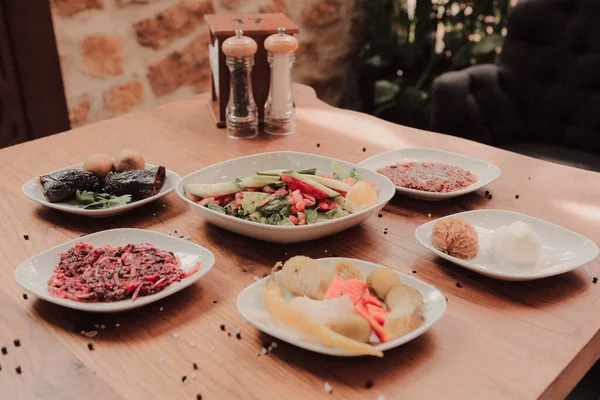 Geleneksel Türk ve Yunan yemek meze masası