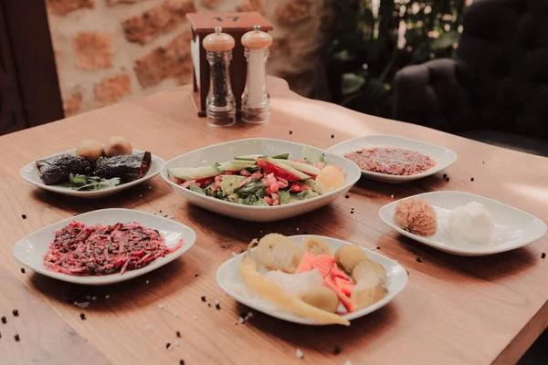Geleneksel Türk ve Yunan yemek meze masası