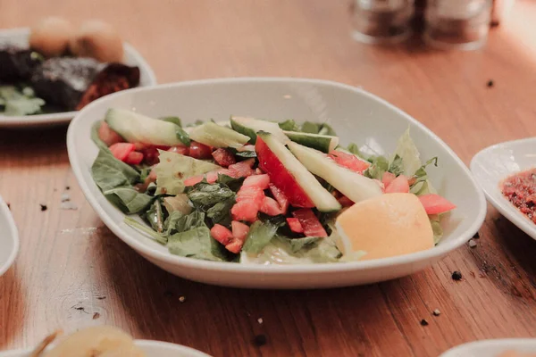 Geleneksel Türk ve Yunan yemek meze masası