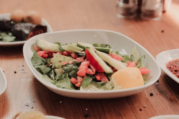 Geleneksel Türk ve Yunan yemek meze masası