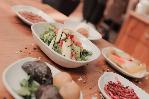 Geleneksel Türk ve Yunan yemek meze masası