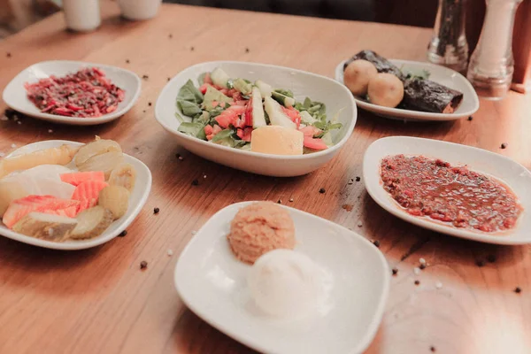 Geleneksel Türk ve Yunan yemek meze masası