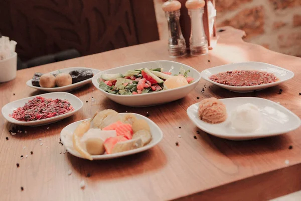 Geleneksel Türk ve Yunan yemek meze masası