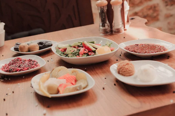 Geleneksel Türk ve Yunan yemek meze masası