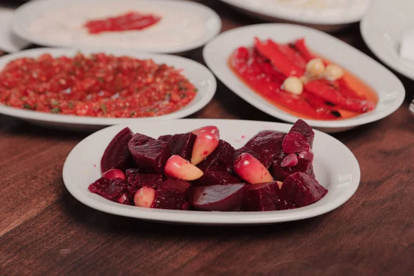 Geleneksel Türk ve Yunan yemek meze masası