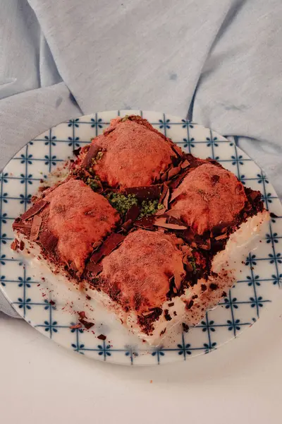 Geleneksel hindistancevizli tatlı baklavası. Ev yapımı fındıklı ve ballı baklava..