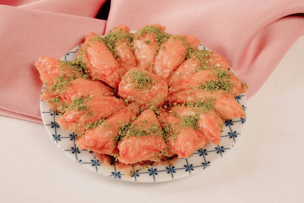 Geleneksel hindistancevizli tatlı baklavası. Ev yapımı fındıklı ve ballı baklava..