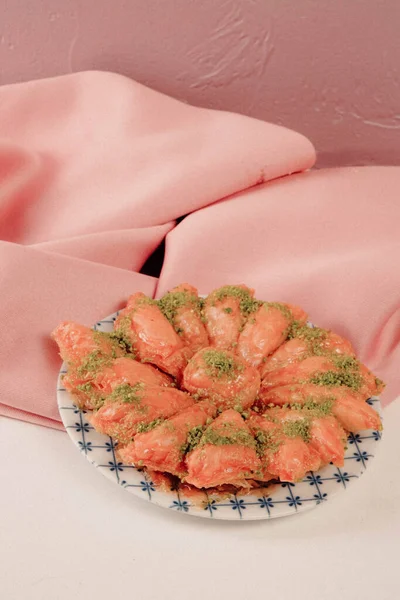 Geleneksel hindistancevizli tatlı baklavası. Ev yapımı fındıklı ve ballı baklava..