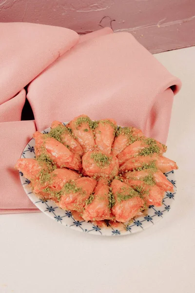 Geleneksel hindistancevizli tatlı baklavası. Ev yapımı fındıklı ve ballı baklava..