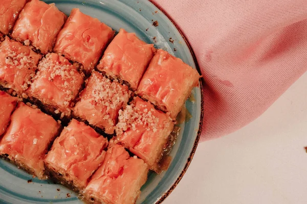 Geleneksel hindistancevizli tatlı baklavası. Ev yapımı fındıklı ve ballı baklava..