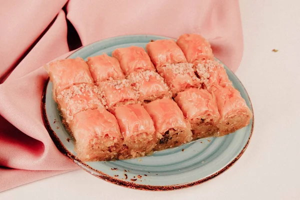 Geleneksel hindistancevizli tatlı baklavası. Ev yapımı fındıklı ve ballı baklava..