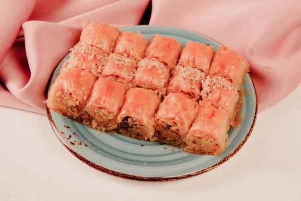 Geleneksel hindistancevizli tatlı baklavası. Ev yapımı fındıklı ve ballı baklava..