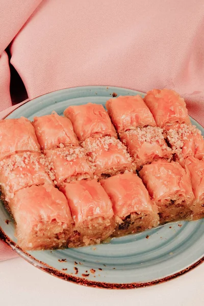 Geleneksel hindistancevizli tatlı baklavası. Ev yapımı fındıklı ve ballı baklava..