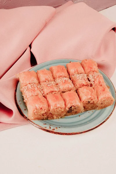 Geleneksel hindistancevizli tatlı baklavası. Ev yapımı fındıklı ve ballı baklava..