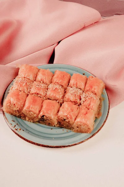 Geleneksel hindistancevizli tatlı baklavası. Ev yapımı fındıklı ve ballı baklava..