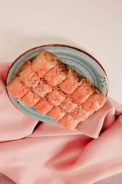 Geleneksel hindistancevizli tatlı baklavası. Ev yapımı fındıklı ve ballı baklava..