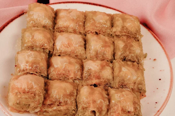 Geleneksel hindistancevizli tatlı baklavası. Ev yapımı fındıklı ve ballı baklava..