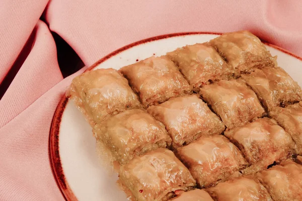 Geleneksel hindistancevizli tatlı baklavası. Ev yapımı fındıklı ve ballı baklava..