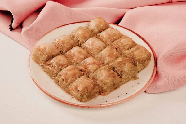 Geleneksel hindistancevizli tatlı baklavası. Ev yapımı fındıklı ve ballı baklava..