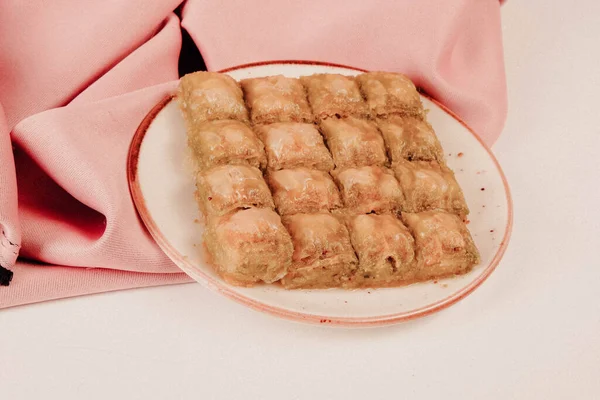 Geleneksel hindistancevizli tatlı baklavası. Ev yapımı fındıklı ve ballı baklava..
