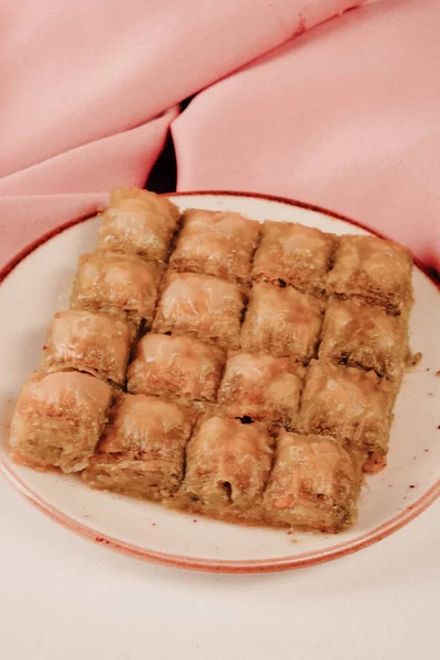 Geleneksel hindistancevizli tatlı baklavası. Ev yapımı fındıklı ve ballı baklava..