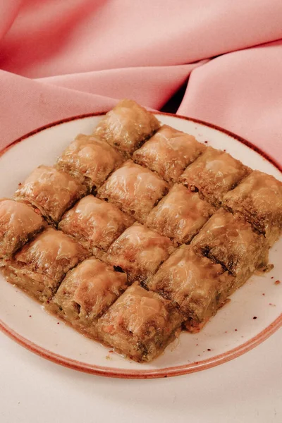 Geleneksel hindistancevizli tatlı baklavası. Ev yapımı fındıklı ve ballı baklava..