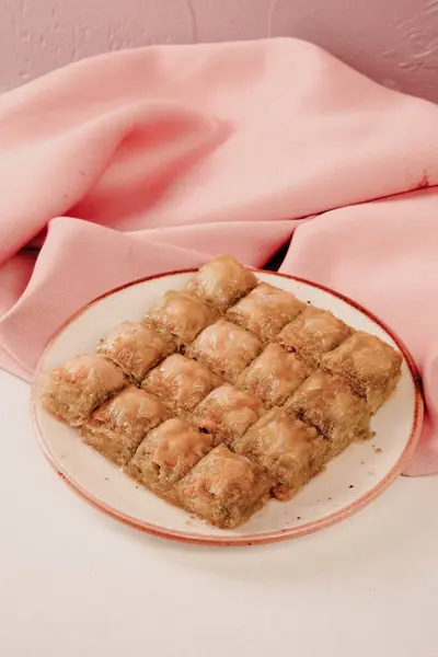 Geleneksel hindistancevizli tatlı baklavası. Ev yapımı fındıklı ve ballı baklava..