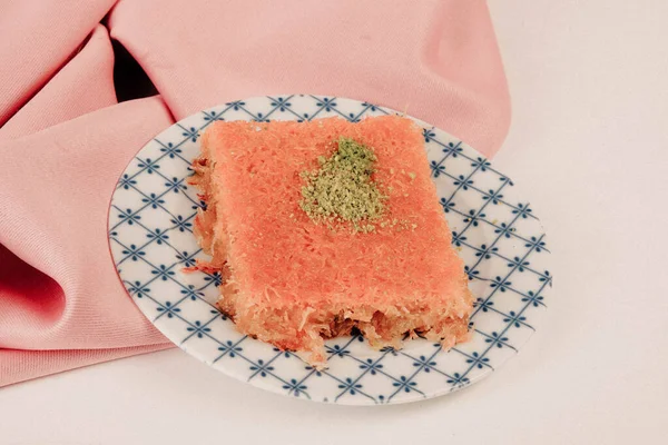 Geleneksel hindistancevizli tatlı baklavası. Ev yapımı fındıklı ve ballı baklava..