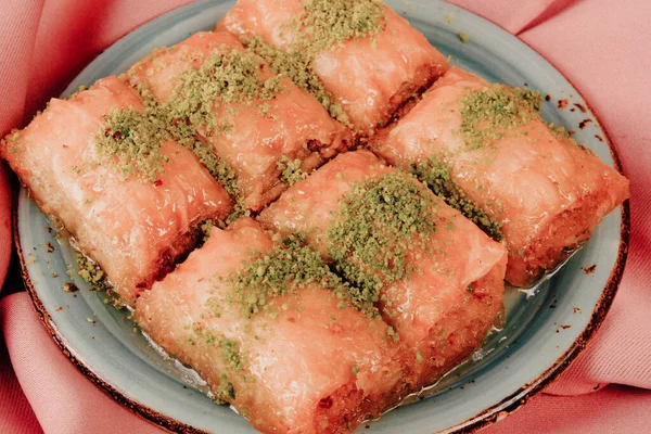 Geleneksel hindistancevizli tatlı baklavası. Ev yapımı fındıklı ve ballı baklava..