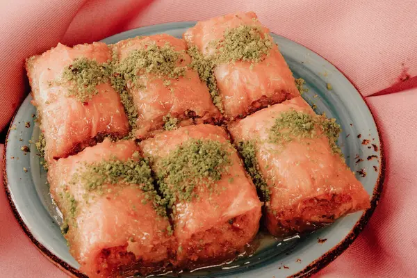 Geleneksel hindistancevizli tatlı baklavası. Ev yapımı fındıklı ve ballı baklava..