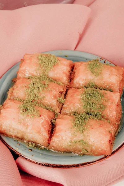 Geleneksel hindistancevizli tatlı baklavası. Ev yapımı fındıklı ve ballı baklava..