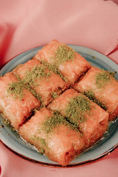 Geleneksel hindistancevizli tatlı baklavası. Ev yapımı fındıklı ve ballı baklava..