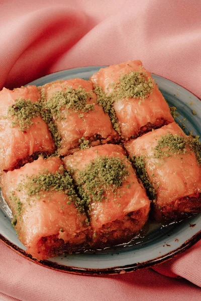 Geleneksel hindistancevizli tatlı baklavası. Ev yapımı fındıklı ve ballı baklava..