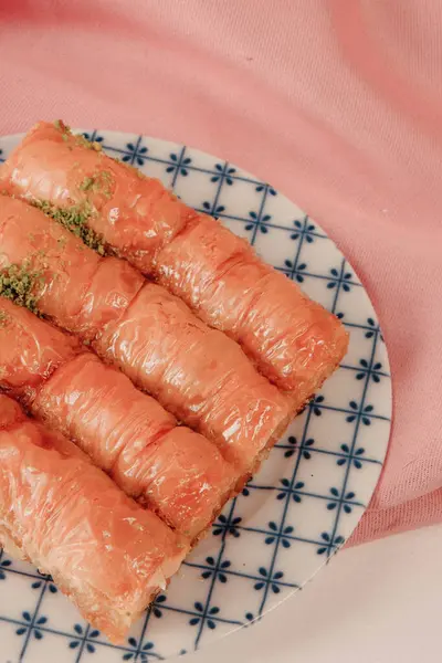 Geleneksel hindistancevizli tatlı baklavası. Ev yapımı fındıklı ve ballı baklava..