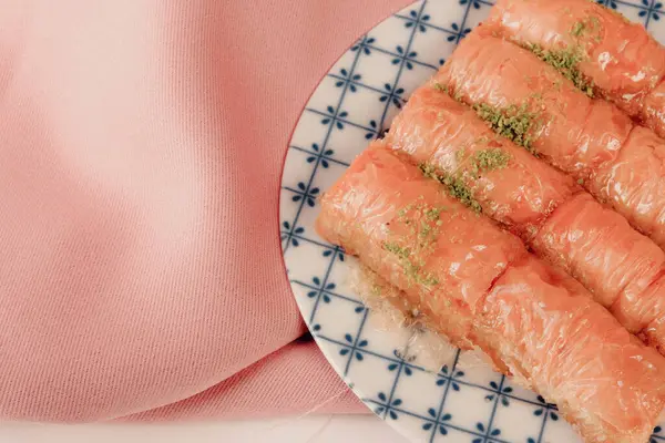 Geleneksel hindistancevizli tatlı baklavası. Ev yapımı fındıklı ve ballı baklava..