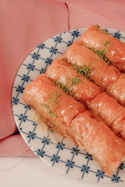 Geleneksel hindistancevizli tatlı baklavası. Ev yapımı fındıklı ve ballı baklava..