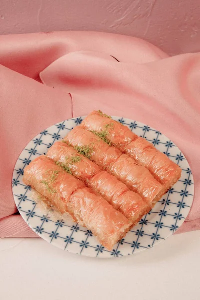 Geleneksel hindistancevizli tatlı baklavası. Ev yapımı fındıklı ve ballı baklava..