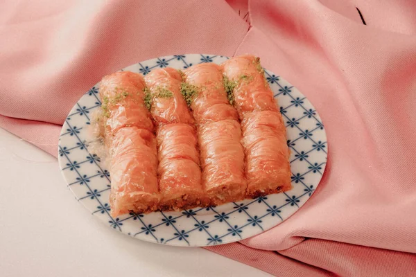 Geleneksel hindistancevizli tatlı baklavası. Ev yapımı fındıklı ve ballı baklava..