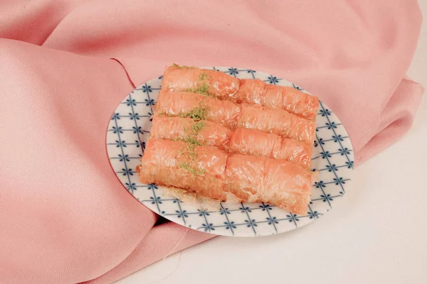 Geleneksel hindistancevizli tatlı baklavası. Ev yapımı fındıklı ve ballı baklava..