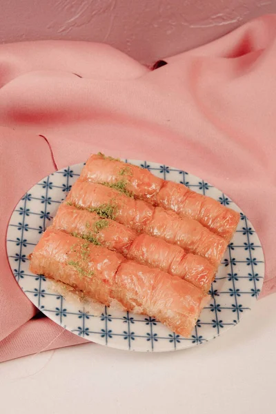 Geleneksel hindistancevizli tatlı baklavası. Ev yapımı fındıklı ve ballı baklava..