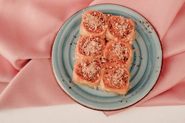 Geleneksel hindistancevizli tatlı baklavası. Ev yapımı fındıklı ve ballı baklava..